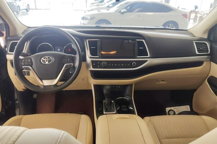 Used Toyota Highlander 2018 2.0T Two-Wheel Drive Elite Version 5 Seats China VI Standard Center Console