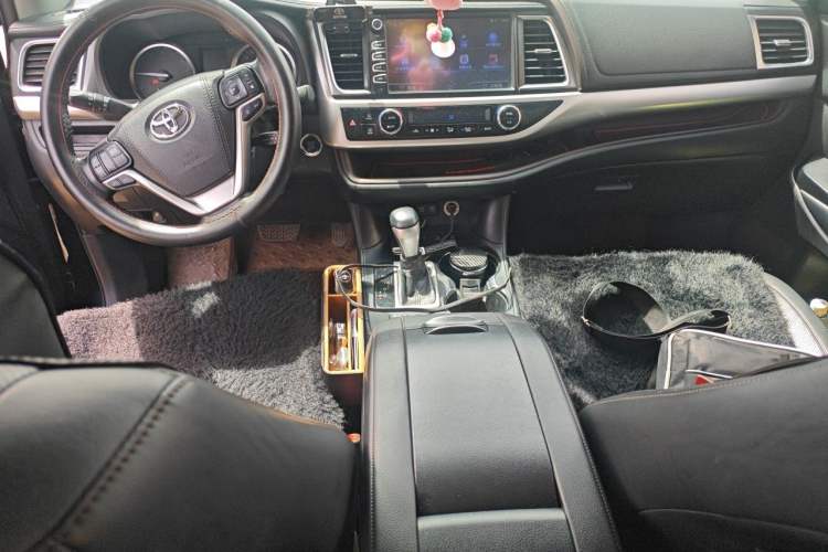 Used Toyota Highlander 2018 2.0T Four-Wheel Drive Luxury Version 7 Seats China VI Standard Center Console