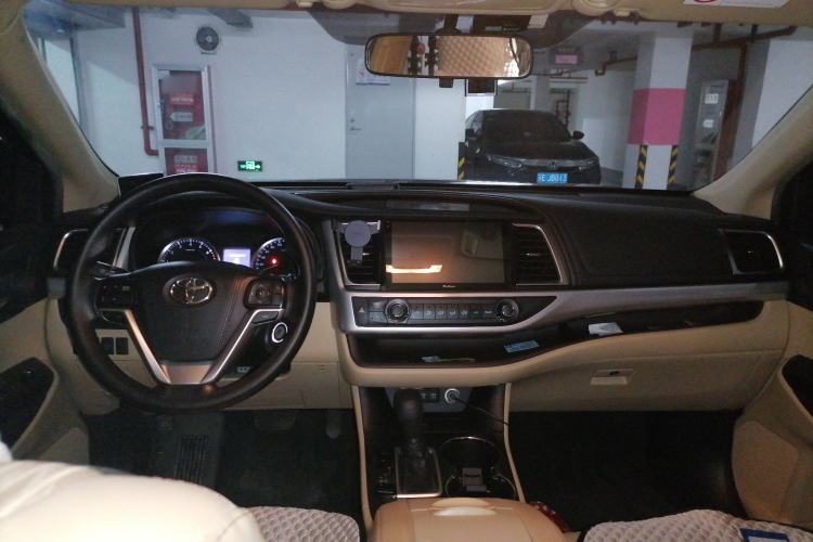 Used Toyota Highlander 2018 2.0T Two-Wheel Drive Elite Version 5 Seats China VI Standard Center Console
