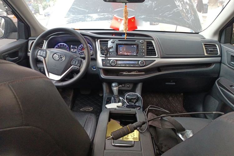 Used Toyota Highlander 2018 2.0T Four-Wheel Drive Luxury Edition 7 Seats China V Emission Standard Center Console