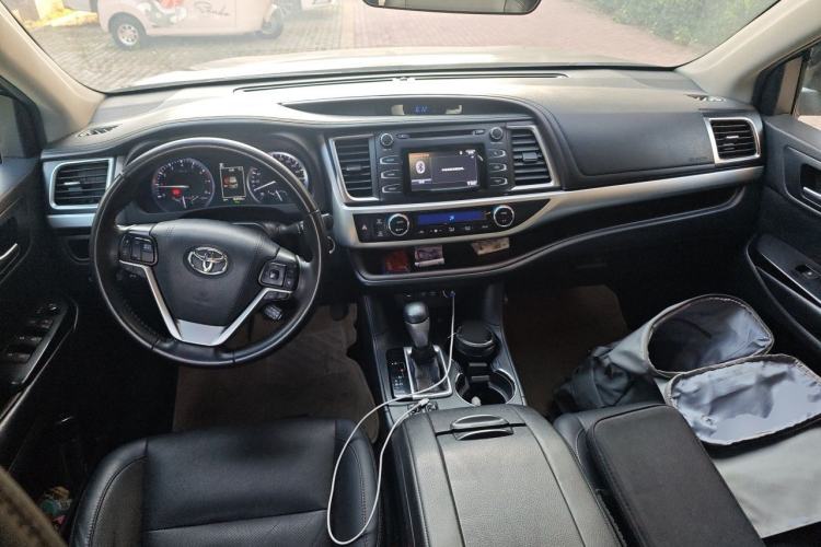Used Toyota Highlander 2018 2.0T Four-Wheel Drive Luxury Version 7 Seats China VI Standard Center Console