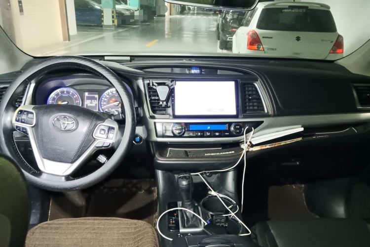 Used Toyota Highlander 2018 2.0T Four-Wheel Drive Luxury Edition 7 Seats China V Emission Standard Center Console