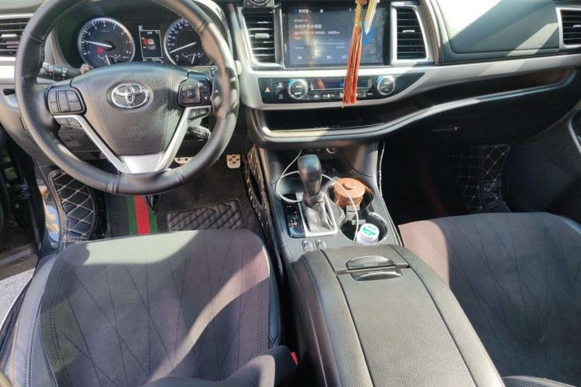 Used Toyota Highlander 2018 2.0T Four-Wheel Drive Prestige Version 7 Seats China V Emission Standard Center Console