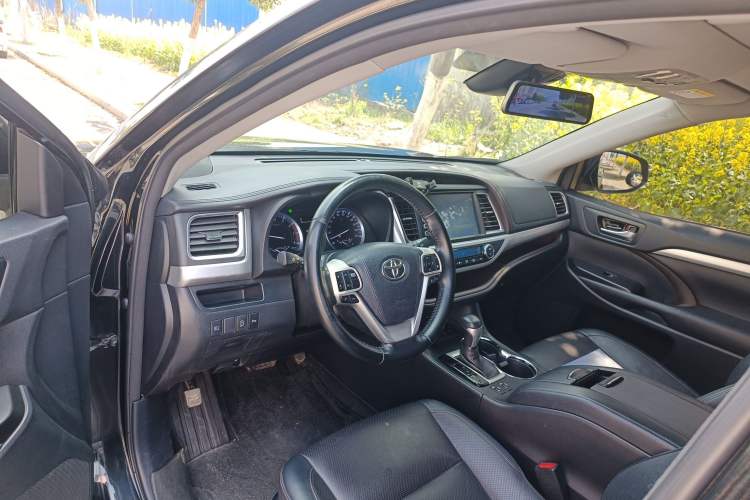 Used Toyota Highlander 2018 2.0T Four-Wheel Drive Luxury Edition 7 Seats China V Emission Standard Center Console