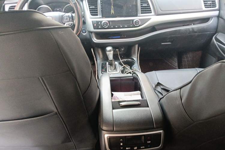 Used Toyota Highlander 2018 2.0T Four-Wheel Drive Luxury Version 7 Seats China VI Standard Center Console