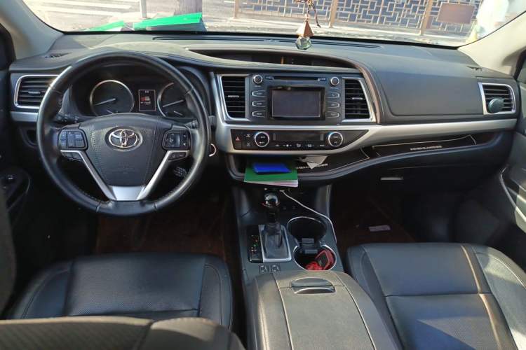 Used Toyota Highlander 2018 2.0T Four-Wheel Drive Luxury Edition 7 Seats China V Emission Standard Center Console