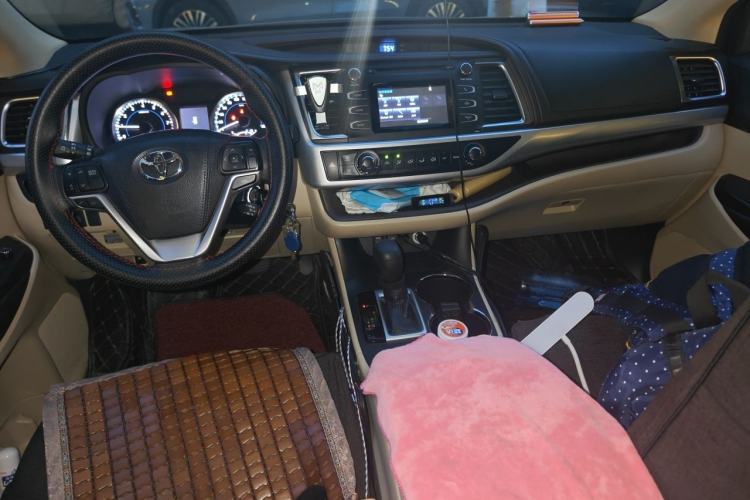 Used Toyota Highlander 2018 2.0T Two-Wheel Drive Elite Version 5 Seats China VI Standard Center Console