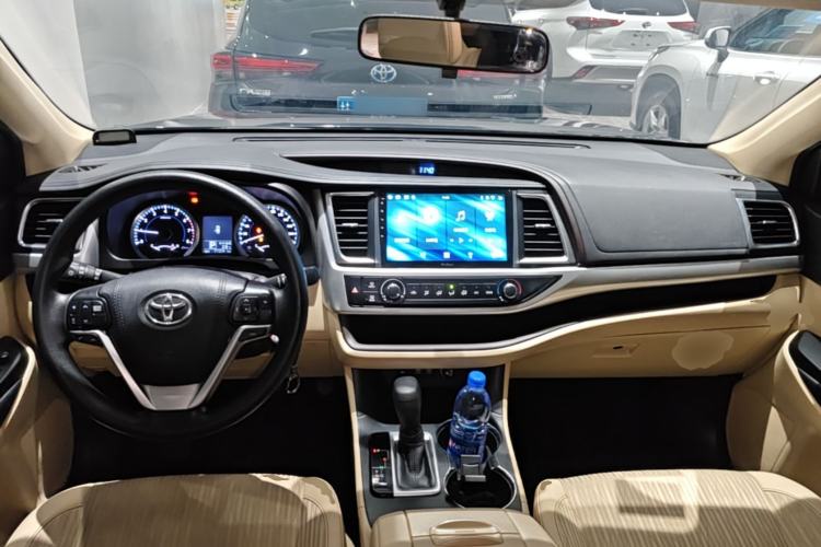 Used Toyota Highlander 2018 2.0T Two-Wheel Drive Elite Version 5 Seats China VI Standard Center Console