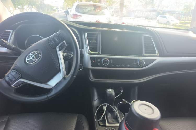 Used Toyota Highlander 2018 2.0T Four-Wheel Drive Prestige Version 7 Seats China VI Standard Center Console