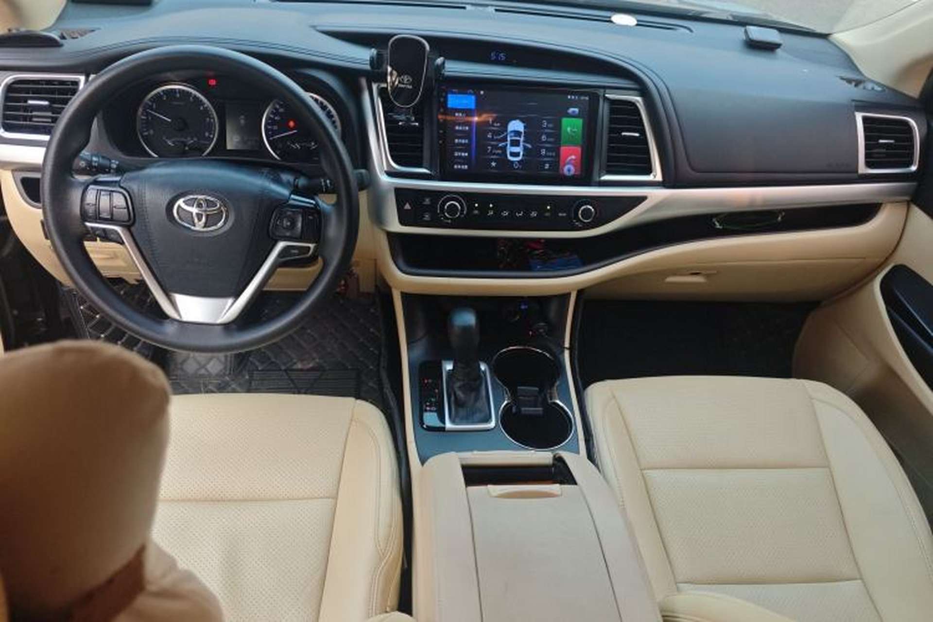 Used Toyota Highlander 2018 2.0T Two-Wheel Drive Elite Edition 7 Seats China VI Standard Center Console