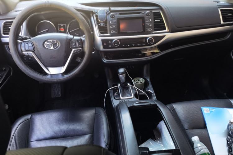 Used Toyota Highlander 2018 2.0T Four-Wheel Drive Luxury Edition 7 Seats China V Emission Standard Center Console