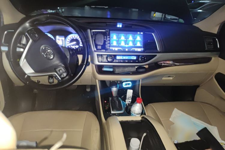 Used Toyota Highlander 2018 2.0T Four-Wheel Drive Luxury Version 7 Seats China VI Standard Center Console