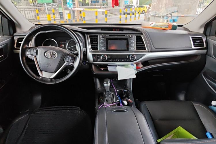 Used Toyota Highlander 2018 2.0T Two-Wheel-Drive Luxury Edition 7 Seats Emission Standard China V Center Console