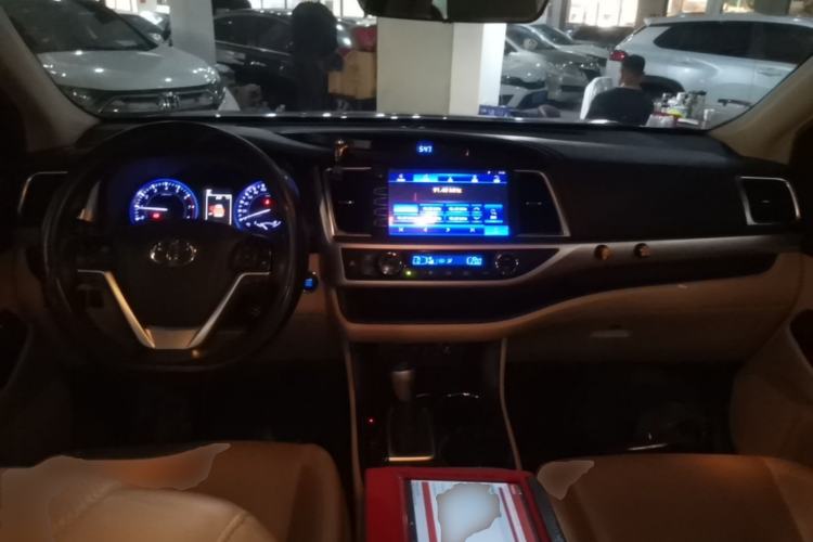 Used Toyota Highlander 2018 2.0T Four-Wheel Drive Luxury Version 7 Seats China VI Standard Center Console