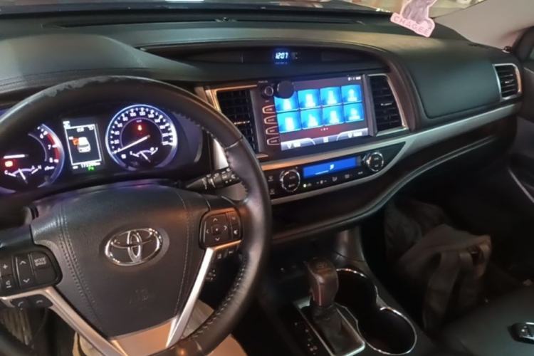 Used Toyota Highlander 2018 2.0T Four-Wheel Drive Luxury Version 7 Seats China VI Standard Center Console