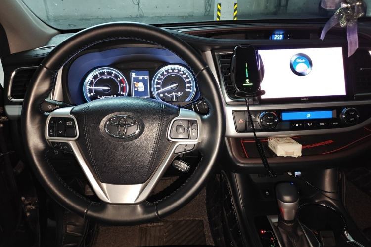Used Toyota Highlander 2018 2.0T Four-Wheel Drive Luxury Edition 7 Seats China V Emission Standard Center Console