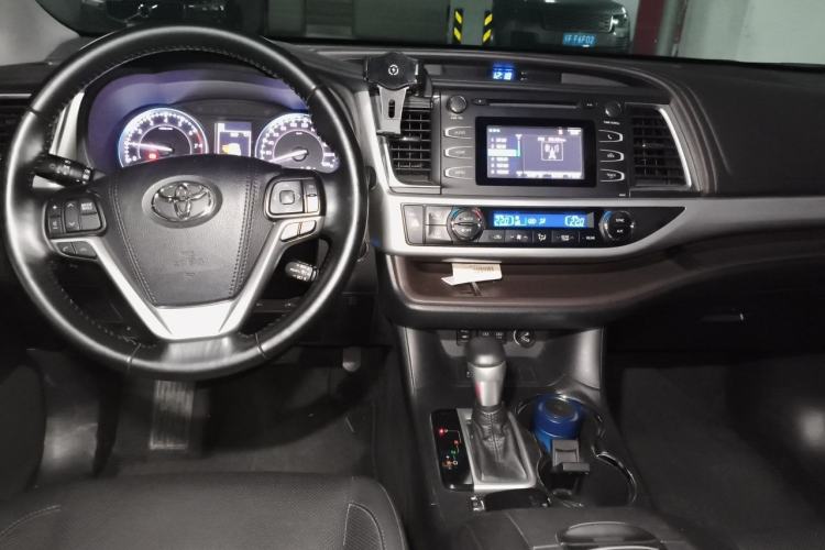 Used Toyota Highlander 2018 2.0T Two-Wheel Drive Luxury Edition 7 Seats China VI Standard Center Console