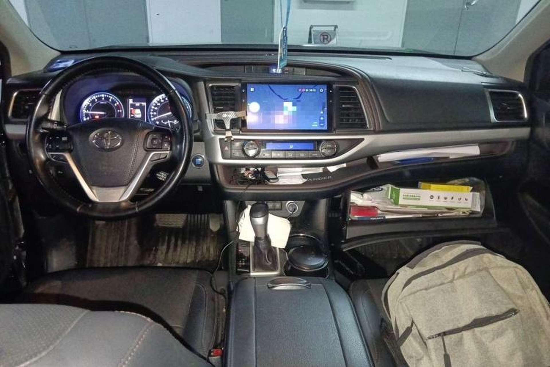Used Toyota Highlander 2018 2.0T Four-Wheel Drive Prestige Version 7 Seats China V Emission Standard Center Console
