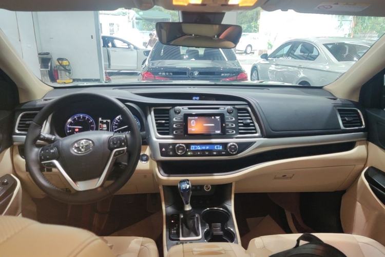 Used Toyota Highlander 2018 2.0T Four-Wheel Drive Luxury Edition 7 Seats China V Emission Standard Center Console