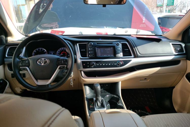 Used Toyota Highlander 2018 2.0T Two-Wheel Drive Elite Version 5 Seats China VI Standard Center Console
