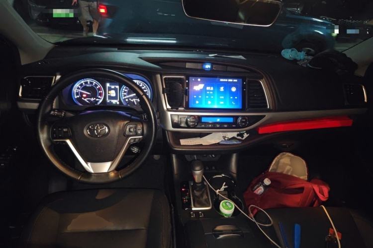 Used Toyota Highlander 2018 2.0T Four-Wheel Drive Prestige Version 7 Seats China V Emission Standard Center Console