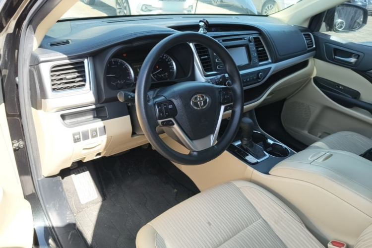 Used Toyota Highlander 2018 2.0T Two-Wheel Drive Elite Version 5 Seats China VI Standard Center Console
