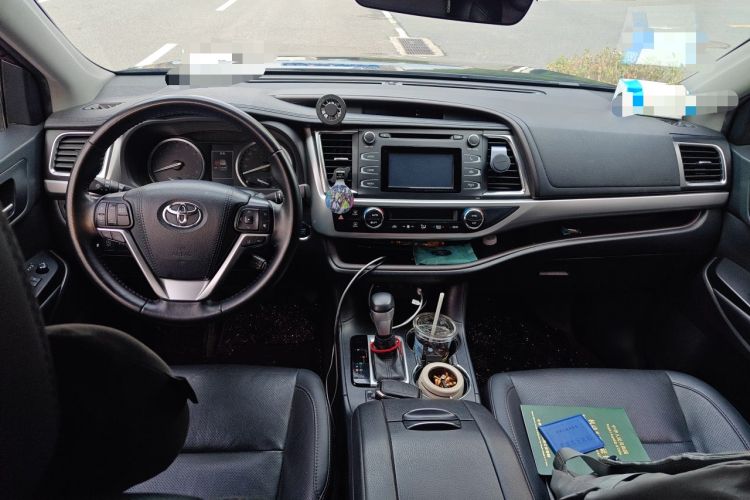 Used Toyota Highlander 2018 2.0T Two-Wheel Drive Luxury Edition 7 Seats China VI Standard Center Console