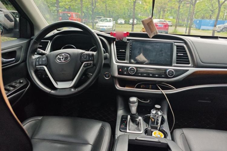 Used Toyota Highlander 2018 2.0T Four-Wheel Drive Prestige Version 7 Seats China V Emission Standard Center Console