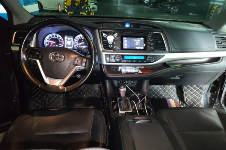 Used Toyota Highlander 2018 2.0T Four-Wheel Drive Luxury Edition 7 Seats China V Emission Standard Center Console