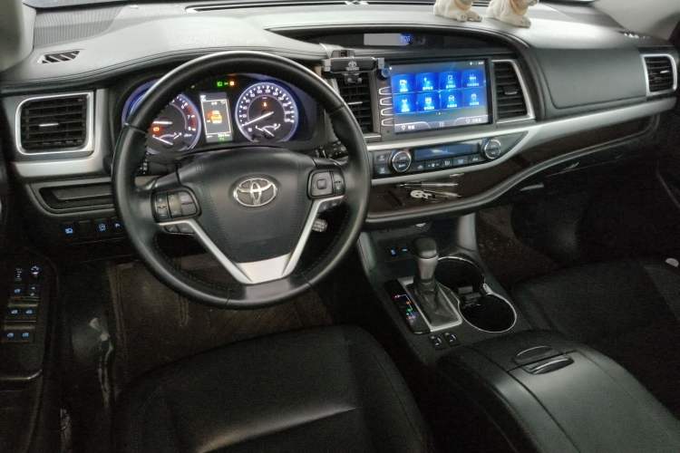 Used Toyota Highlander 2018 2.0T Four-Wheel Drive Luxury Version 7 Seats China VI Standard Center Console