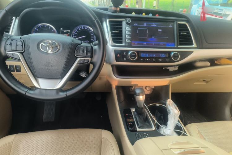 Used Toyota Highlander 2018 2.0T Four-Wheel Drive Luxury Version 7 Seats China VI Standard Center Console