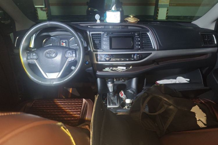 Used Toyota Highlander 2018 2.0T Four-Wheel Drive Luxury Edition 7 Seats China V Emission Standard Center Console