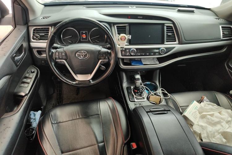 Used Toyota Highlander 2018 2.0T Four-Wheel Drive Prestige Version 7 Seats China V Emission Standard Center Console