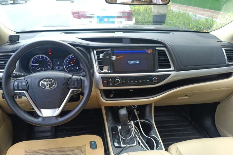 Used Toyota Highlander 2018 2.0T Two-Wheel Drive Elite Edition 7 Seats China VI Standard Center Console