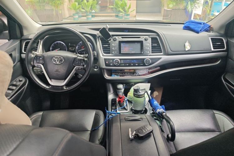 Used Toyota Highlander 2018 2.0T Four-Wheel Drive Luxury Edition 7 Seats China V Emission Standard Center Console