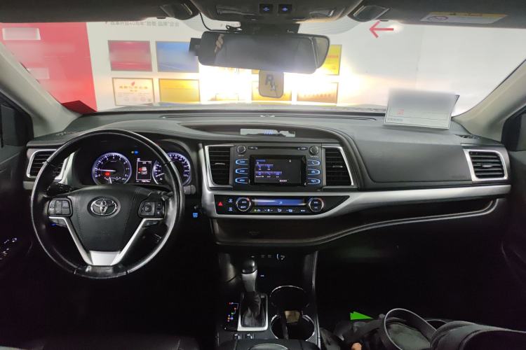 Used Toyota Highlander 2018 2.0T Two-Wheel Drive Luxury Edition 7 Seats China VI Standard Center Console