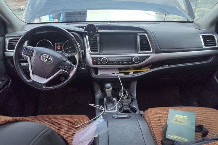 Used Toyota Highlander 2018 2.0T Four-Wheel Drive Prestige Version 7 Seats China V Emission Standard Center Console