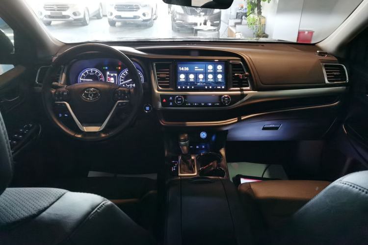 Used Toyota Highlander 2018 2.0T Four-Wheel Drive Luxury Edition 7 Seats China V Emission Standard Center Console