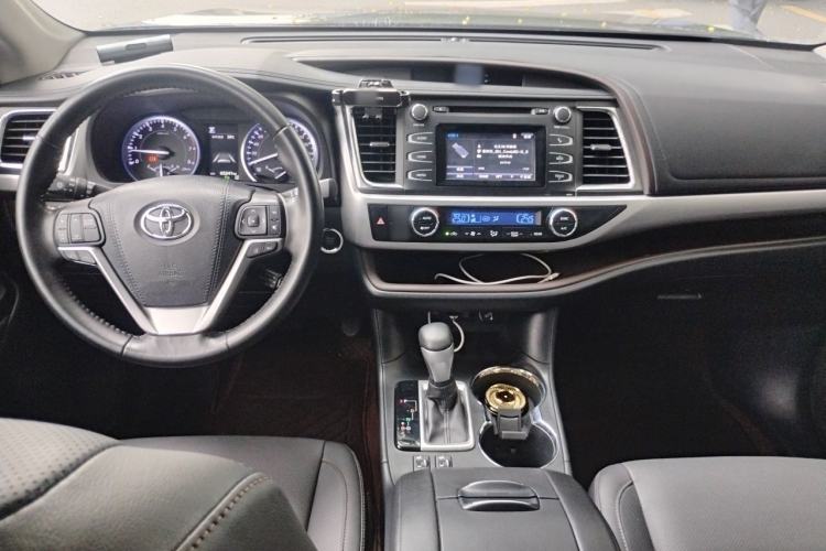 Used Toyota Highlander 2018 2.0T Two-Wheel-Drive Luxury Edition 7 Seats Emission Standard China V Center Console