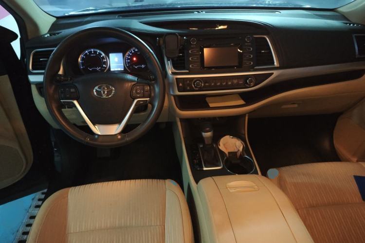 Used Toyota Highlander 2018 2.0T Two-Wheel Drive Elite Version 5 Seats China VI Standard Center Console