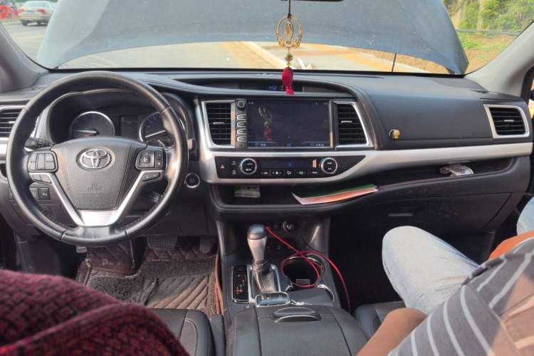 Used Toyota Highlander 2018 2.0T Four-Wheel Drive Luxury Version 7 Seats China VI Standard Center Console