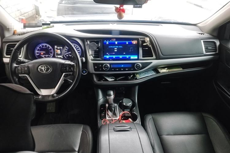 Used Toyota Highlander 2018 2.0T Two-Wheel-Drive Luxury Edition 7 Seats Emission Standard China V Center Console