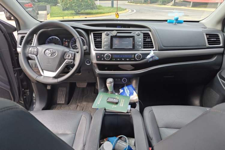 Used Toyota Highlander 2018 2.0T Four-Wheel Drive Luxury Edition 7 Seats China V Emission Standard Center Console