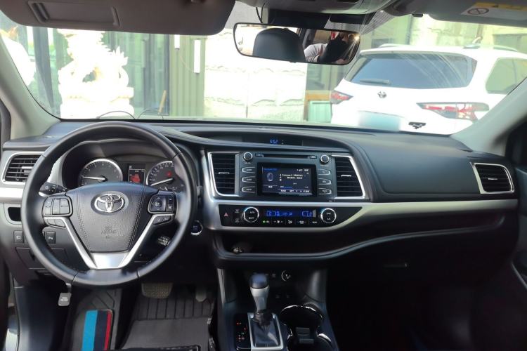 Used Toyota Highlander 2018 2.0T Four-Wheel Drive Luxury Edition 7 Seats China V Emission Standard Center Console