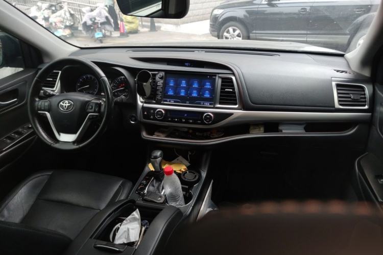 Used Toyota Highlander 2018 2.0T Four-Wheel Drive Luxury Edition 7 Seats China V Emission Standard Center Console