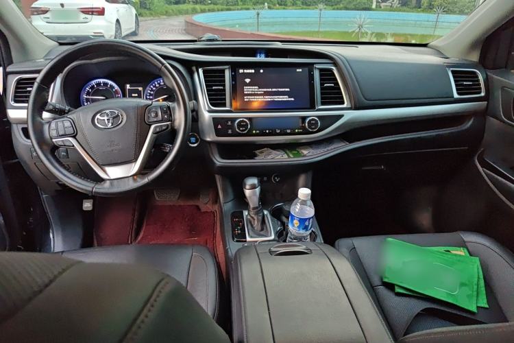 Used Toyota Highlander 2018 2.0T Two-Wheel Drive Prestige Version 7 Seats China V Emission Standard Center Console