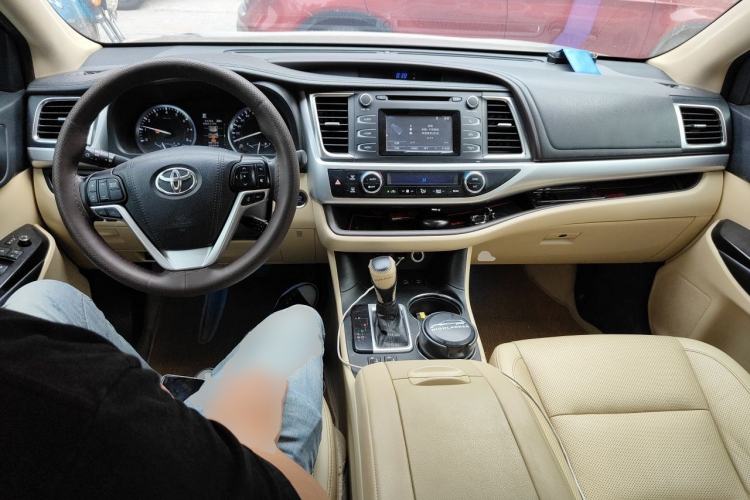 Used Toyota Highlander 2018 2.0T Four-Wheel Drive Luxury Edition 7 Seats China V Emission Standard Center Console