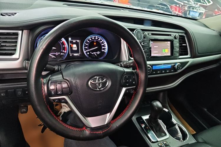 Used Toyota Highlander 2018 2.0T Four-Wheel Drive Luxury Version 7 Seats China VI Standard Center Console