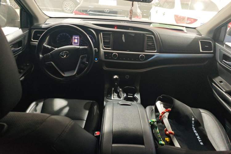 Used Toyota Highlander 2018 2.0T Four-Wheel Drive Luxury Edition 7 Seats China V Emission Standard Center Console