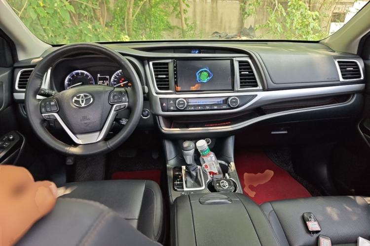 Used Toyota Highlander 2018 2.0T Four-Wheel Drive Luxury Edition 7 Seats China V Emission Standard Center Console